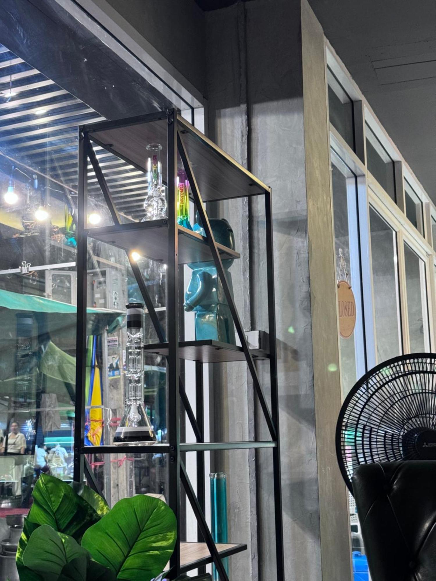 Bud Brew Beyond Dispensary And Hotel Bangkok Exterior foto