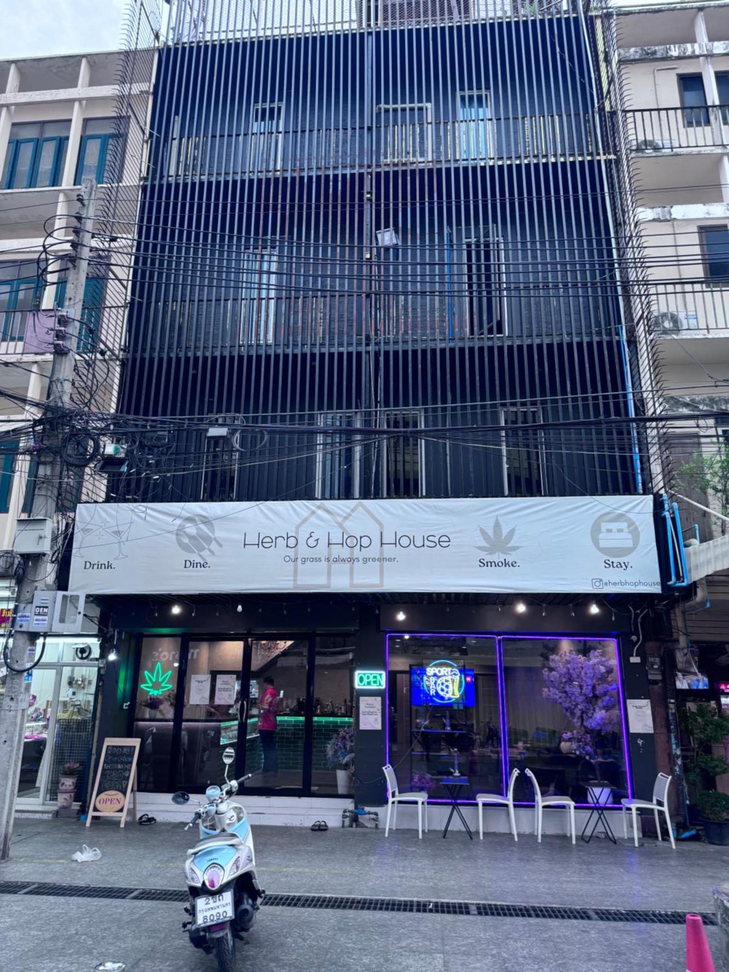 Bud Brew Beyond Dispensary And Hotel Bangkok Exterior foto