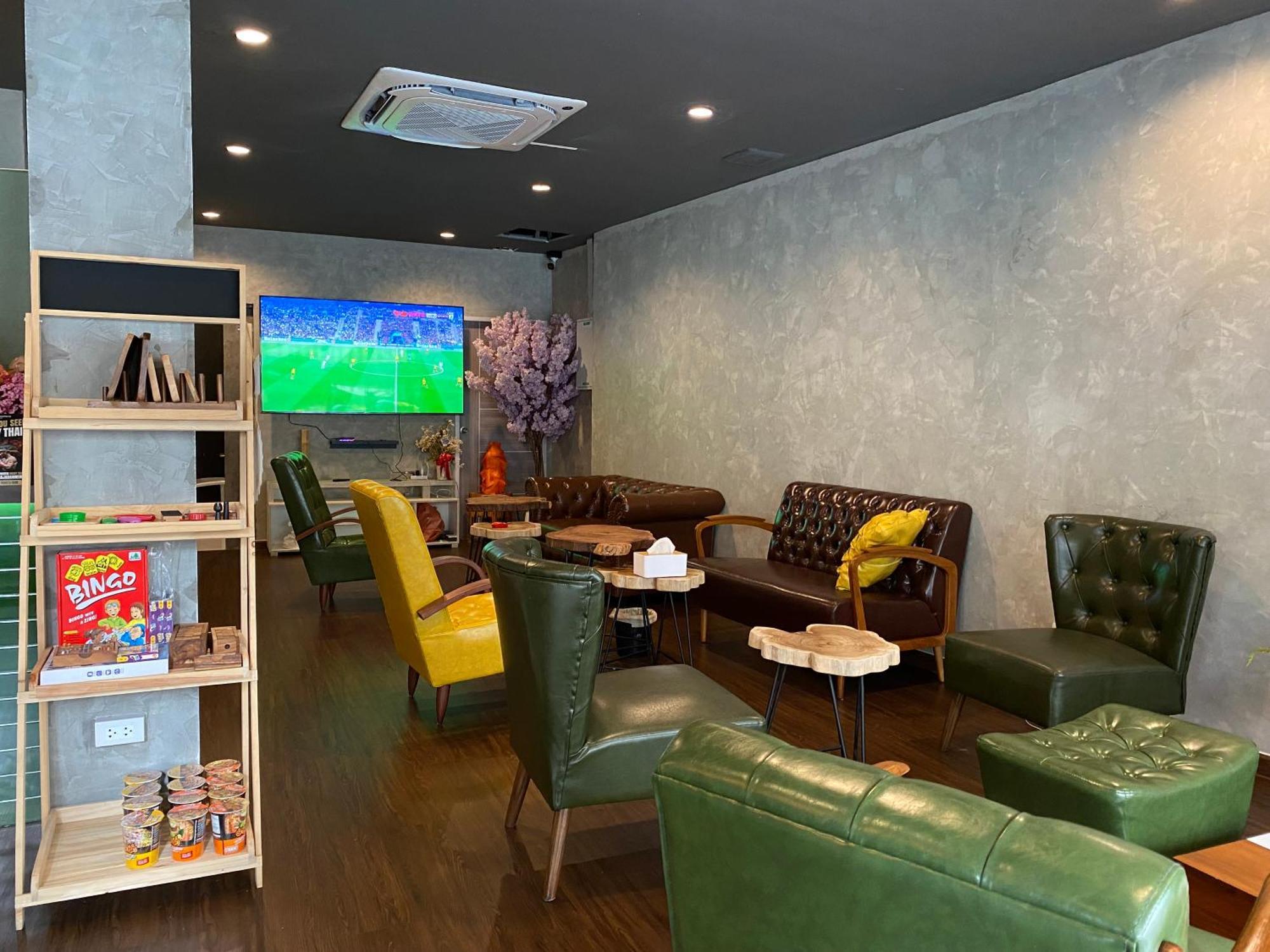 Bud Brew Beyond Dispensary And Hotel Bangkok Exterior foto