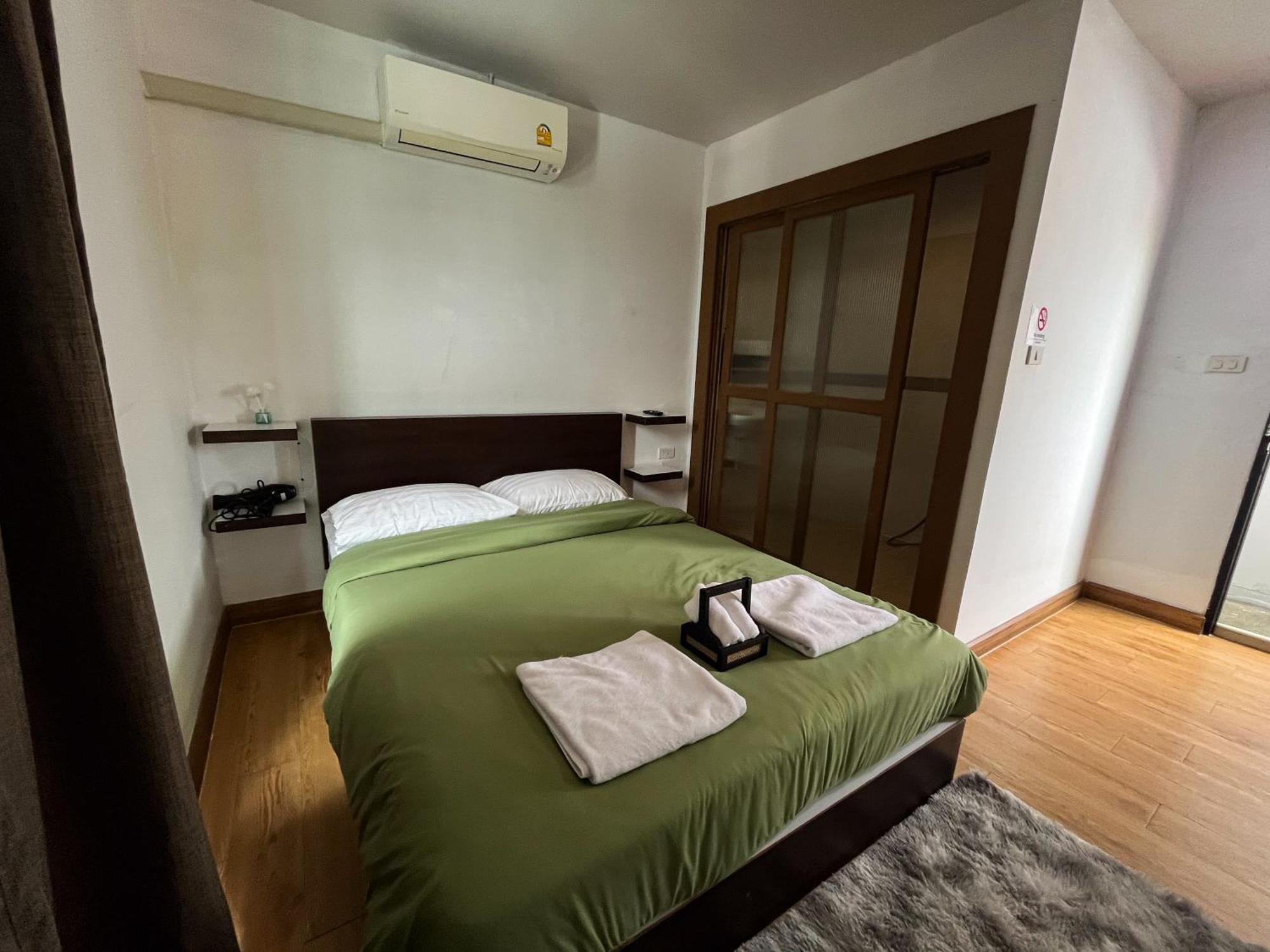 Bud Brew Beyond Dispensary And Hotel Bangkok Exterior foto