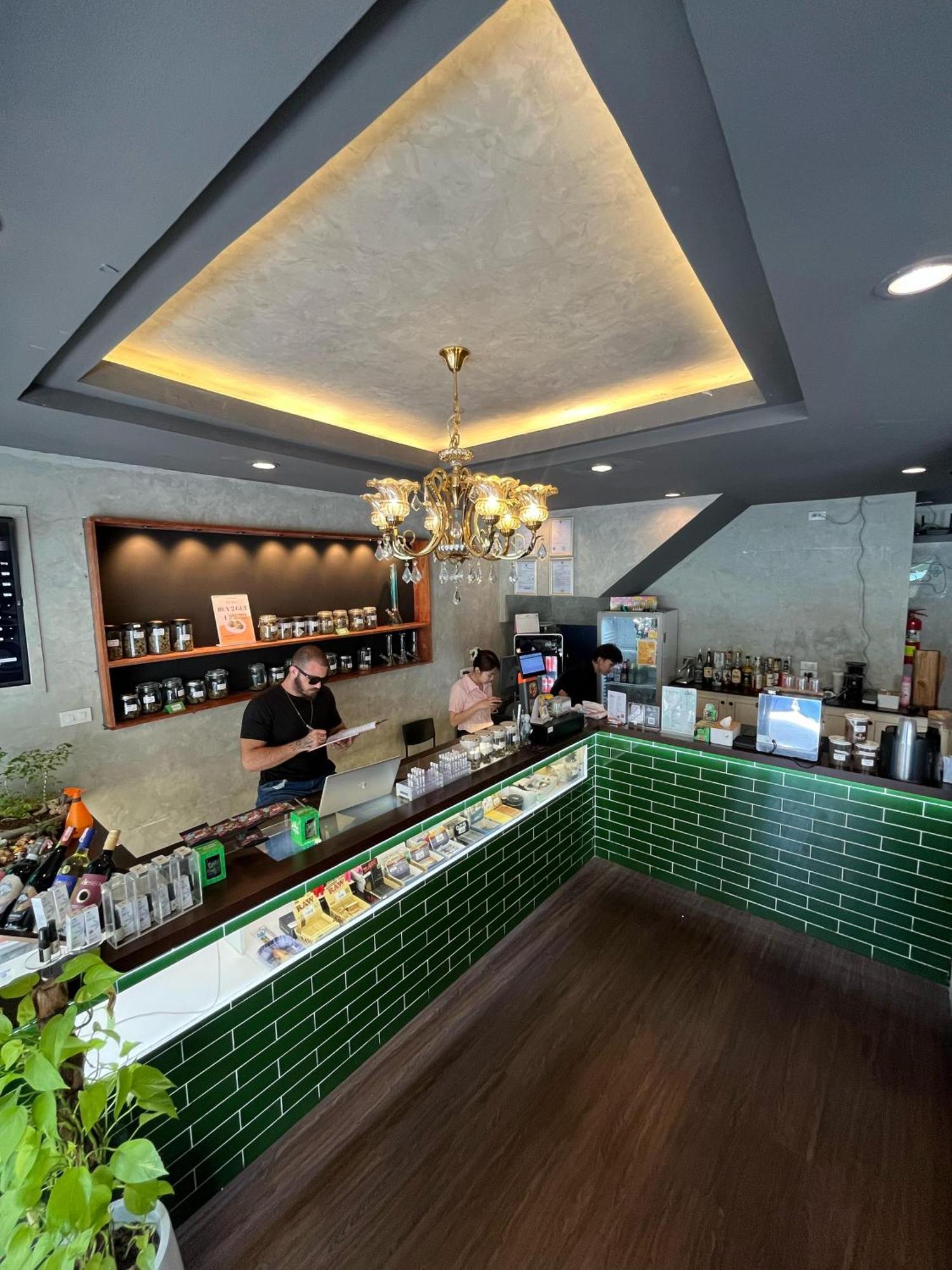 Bud Brew Beyond Dispensary And Hotel Bangkok Exterior foto