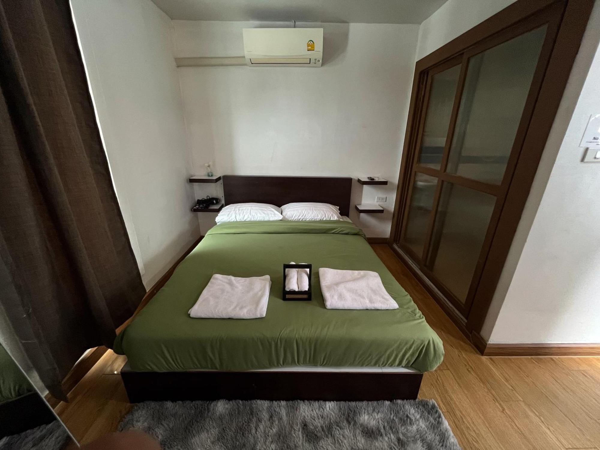 Bud Brew Beyond Dispensary And Hotel Bangkok Exterior foto